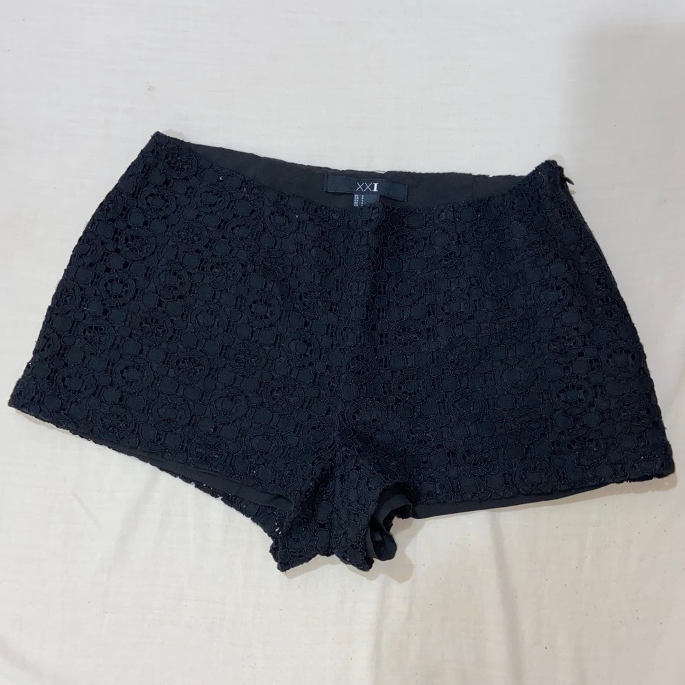 🖤Forever 21 Black Floral Print Shorts🖤